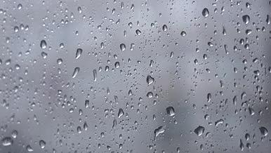 4k实拍雨水玻璃雨珠空境视频的预览图